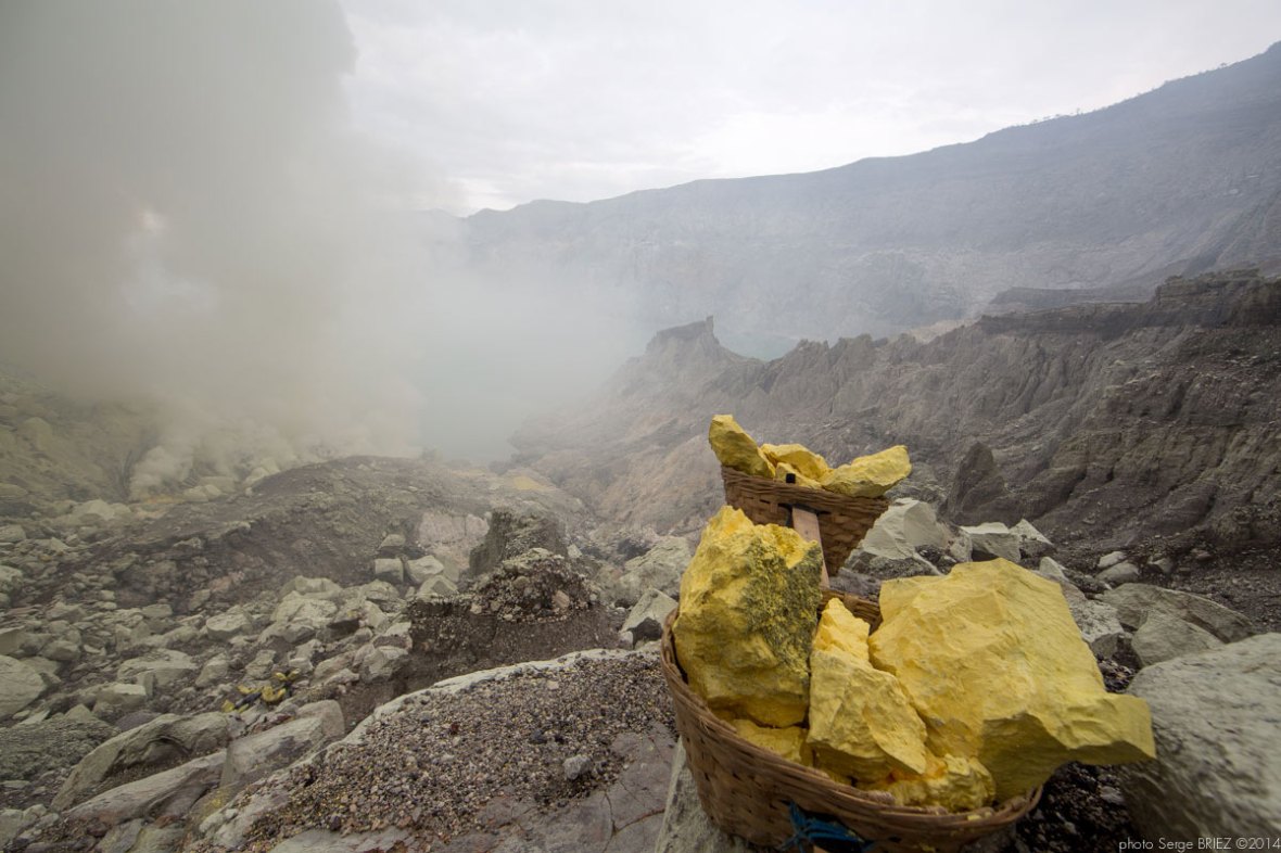 Sulfur picker in Java photographed by Serge Briez, photo Report ©Serge Briez, Cap médiations 2014