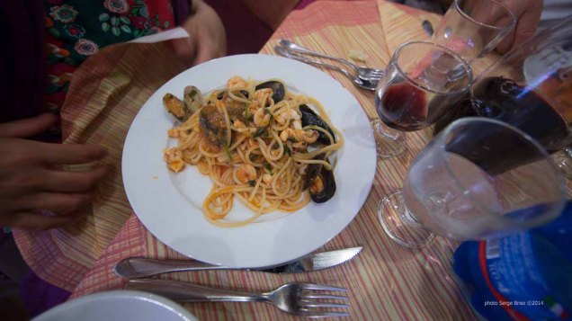 Spaghetti with seafood in spaghetteria "Do Scogghiu" Ortigia Island, Syracuse, photographed by Serge Briez ©2014 Cap médiations, Thera Explorer