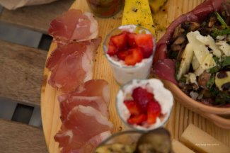 Platter of fresh products by Fratelli Burgio, enjoyed on the Piazza Battisti, Syracuse, photographed by Serge Briez ©2014 Cap médiations, Thera Explorer