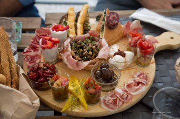 Platter of fresh products by Fratelli Burgio, enjoyed on the Piazza Battisti, Syracuse, photographed by Serge Briez ©2014 Cap médiations, Thera Explorer